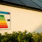 Étiquette diagnostic de performance énergétique sur une façade de maison moderne, classes A à G