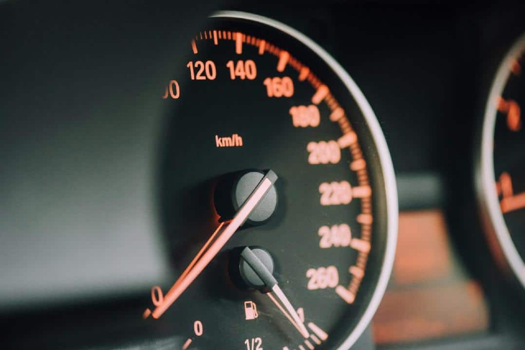 gros plan du compteur de vitesse de la voiture